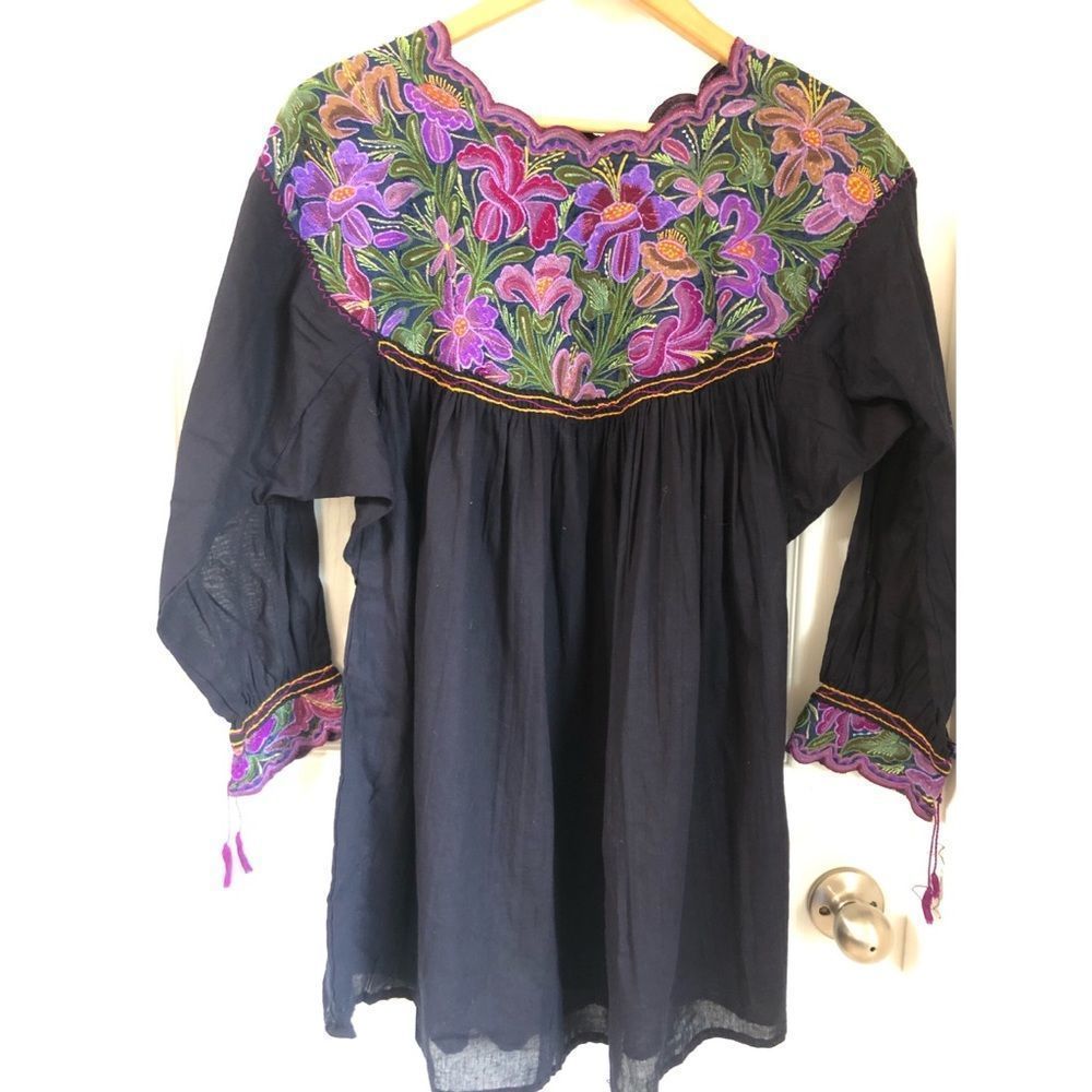 EMBROIDERED SCALLOPED COLLAR TOP SZ M-L